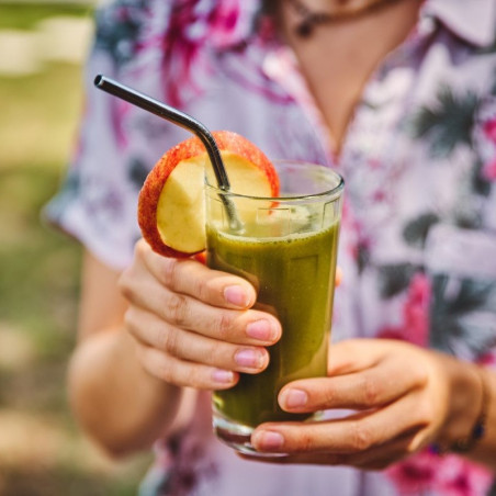 jus d'herbe d'orge déshydraté bio en verre avec paille et déco pomme jus d'herbe d'orge déshydraté bio en verre avec paille et déco pomme