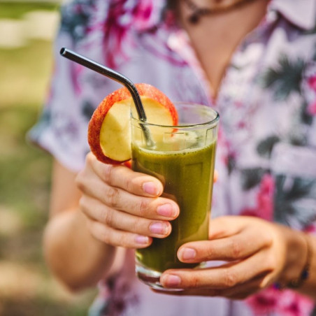 jus d'herbe d'orge déshydraté bio en verre avec paille et déco pomme