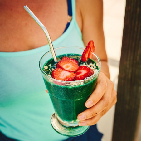 verre de spiruline bio avec des fraises verre de spiruline bio avec des fraises