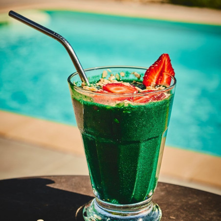 Verre de spiruline bio en poudre 1kg avec paille Verre de spiruline bio en poudre 1kg avec paille