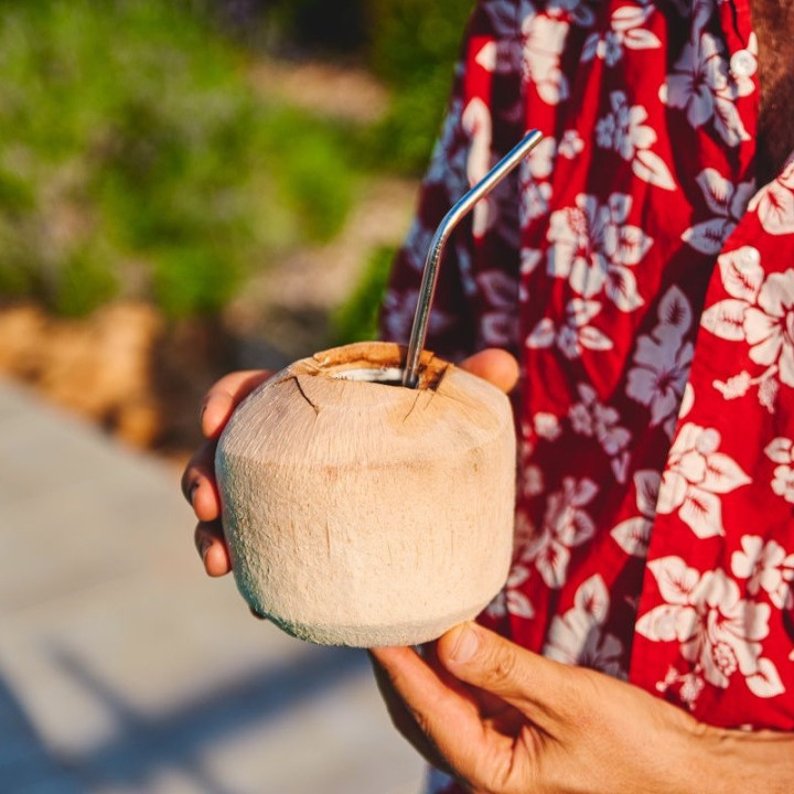 noci di cocco fresche con cannuccia