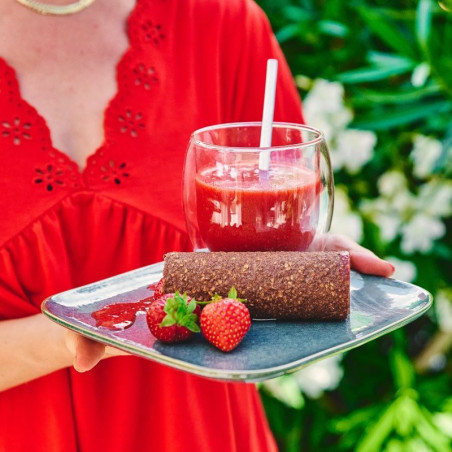 wrap de fruits version crue poire cacao jus de fruits sur un plateau wrap de fruits version crue poire cacao jus de fruits sur un plateau
