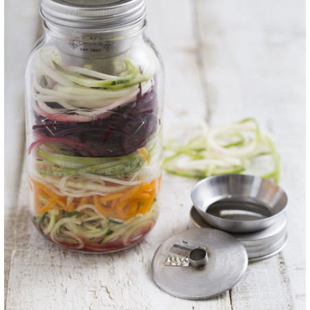 spaghettis de légumes crus forme originale dans l'assiette spiraliseur spiralizer manuel