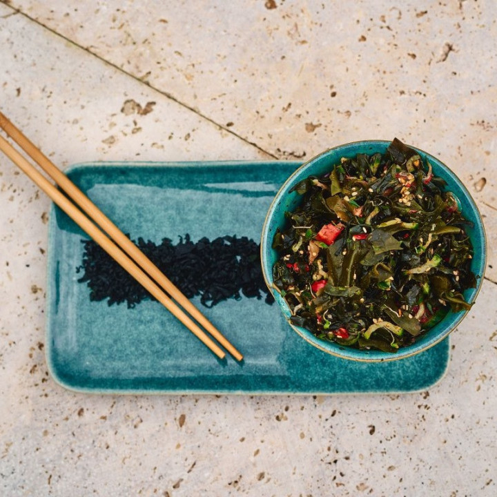 getrockneter, gekräuselter Wakame-Algen in rohem Salat