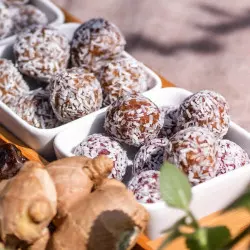 gezonde snack met gember, dadels, cashewnoten en amandelen, gezonde tussendoortje