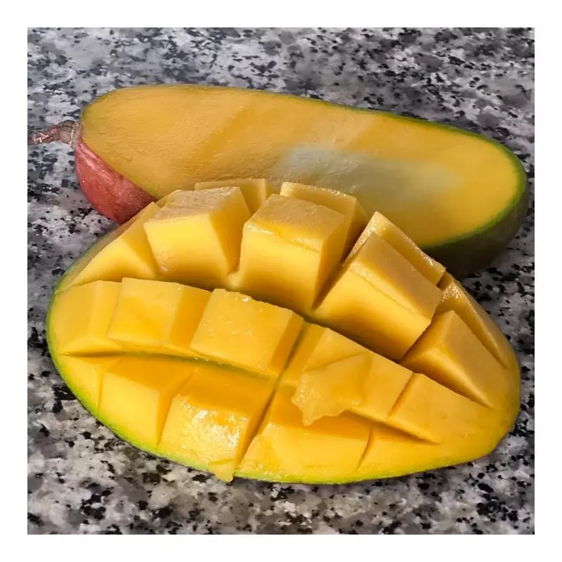 taglio di un mango biologico