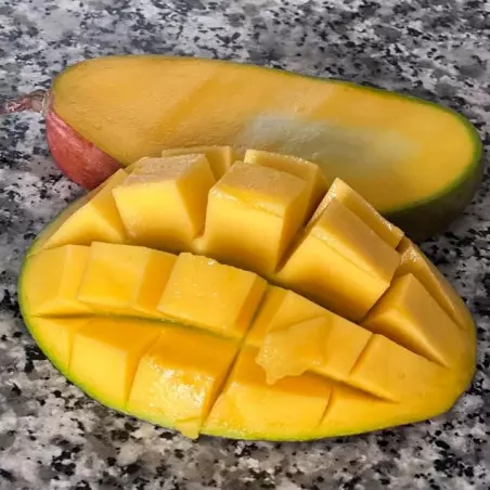 découpe d'une mangue bio