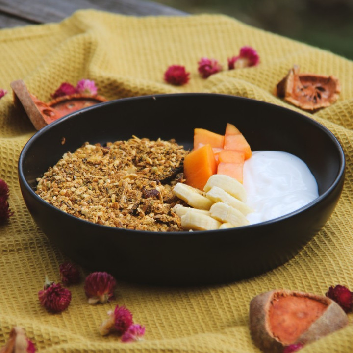 rauwe muesli met rozenbottel, evenwichtig ontbijt, biologisch, gezond