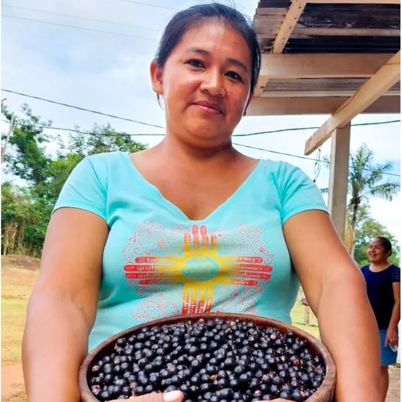 Açai femme du village