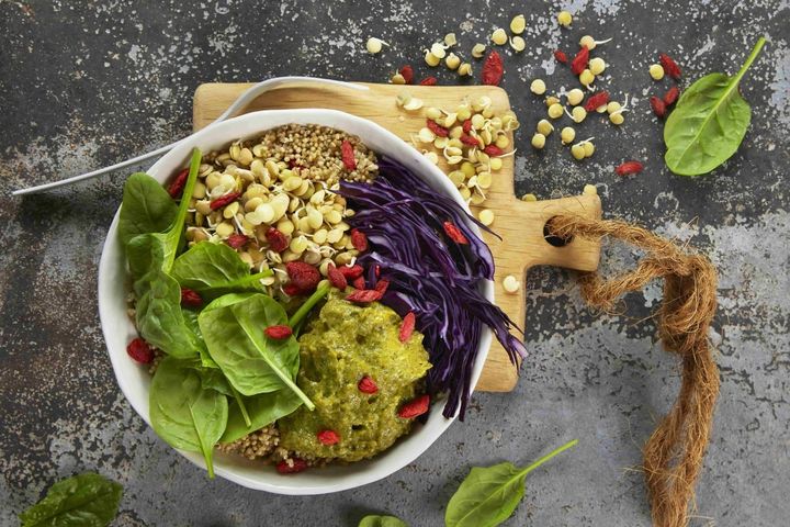 Bol composé de graines germées, légumes et algues