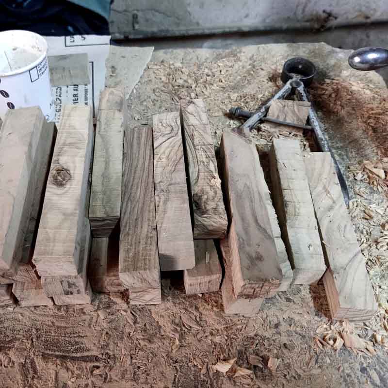 Olivenholzblock vor der Herstellung des Honiglöffels