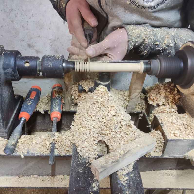 Handgefertigte Herstellung des Honiglöffels aus Holz