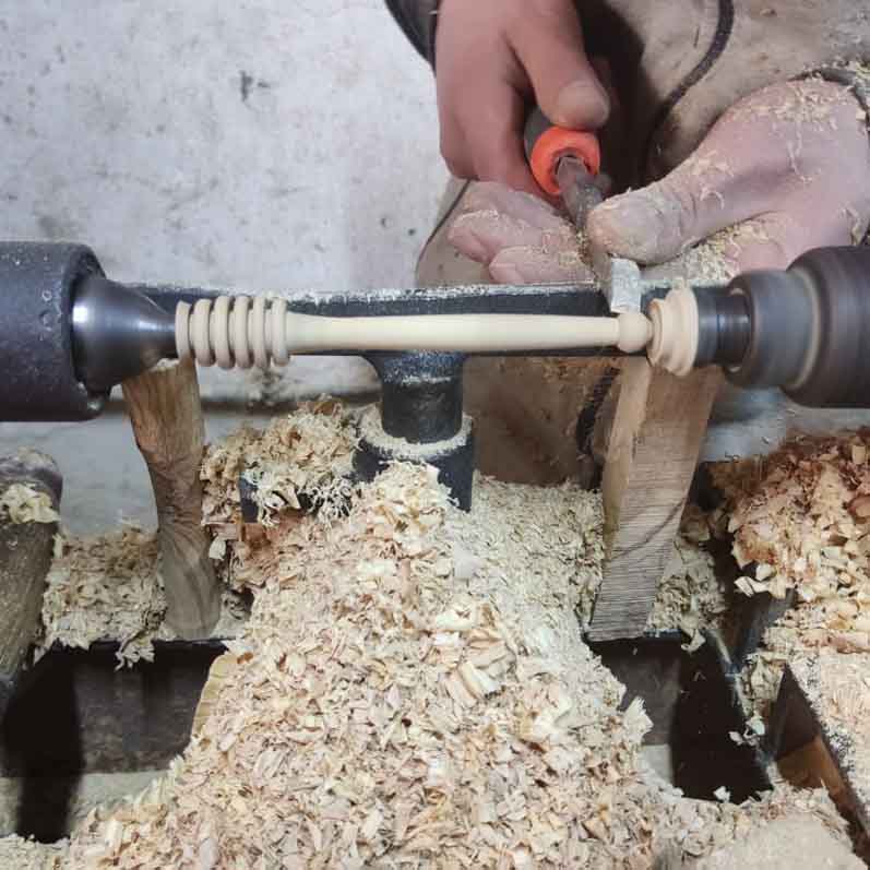 cuillère à miel fabriquée par un artisan en Tunisie avec du bois d'olivier