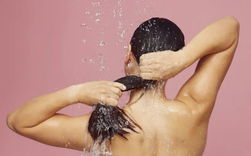 Cheveux gras, pellicules, cuir chevelu sensible : ce que le ghassoul change concrètement