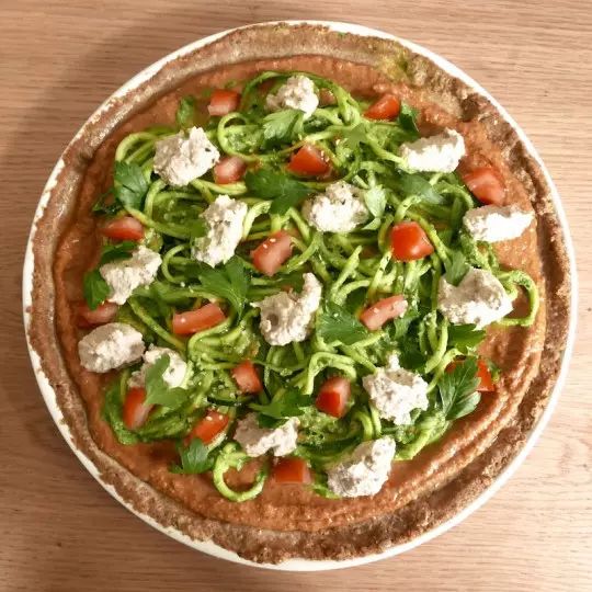 Rohkost-Pizza mit Zucchini und Tomaten
