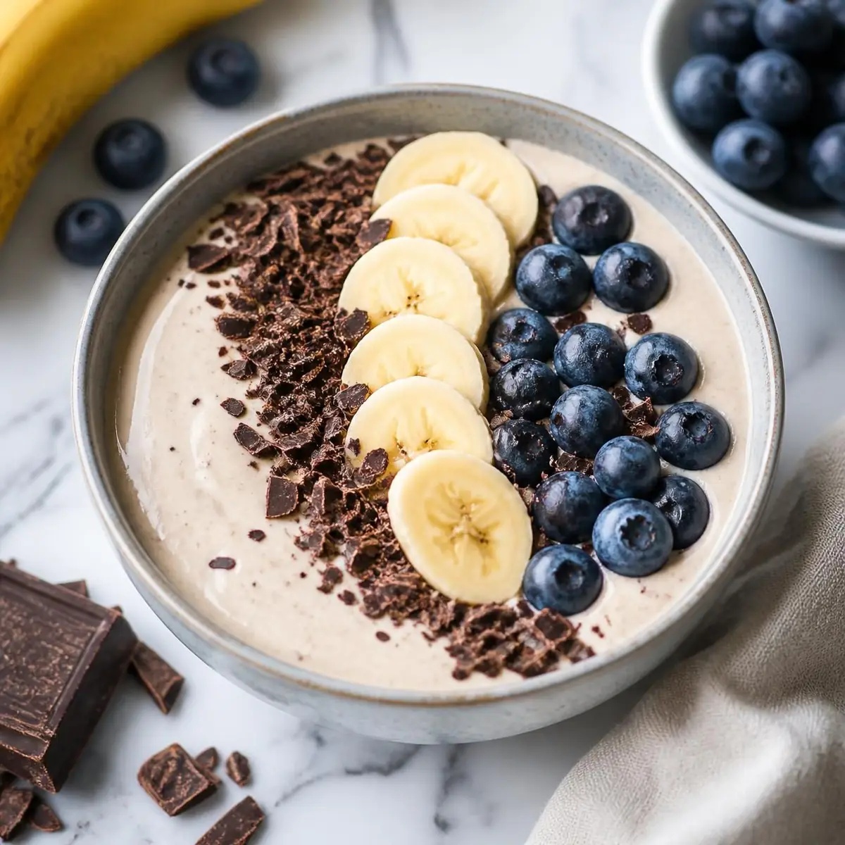 Smoothie bowl vanille aux myrtilles et grué de cacao