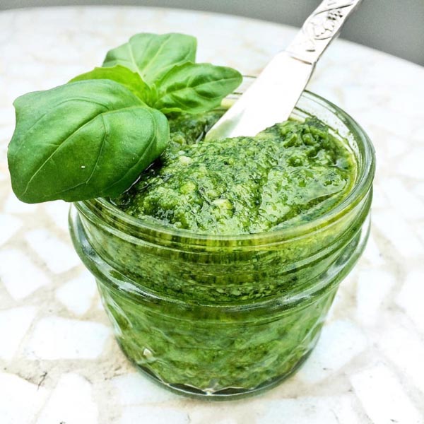 Recette de pesto vegan au sésame et au basilic : sans fromage, plein de vitalité