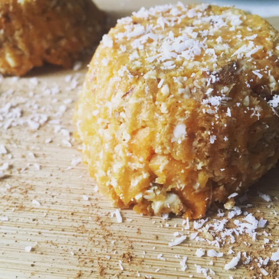 Muffins crus butternut-coco fraîche aux épices chaï : la recette raw