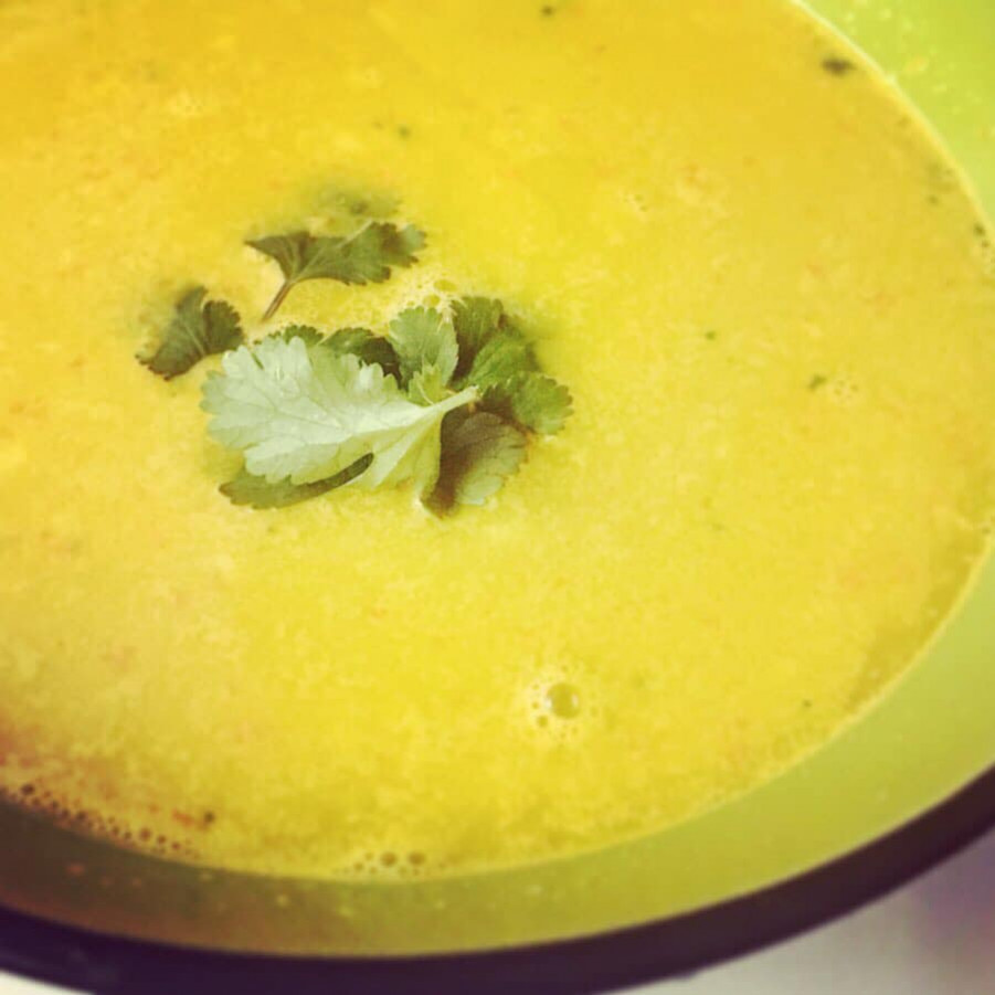 Sopa crua de curry e coco fresco: a receita viva em 10 minutos