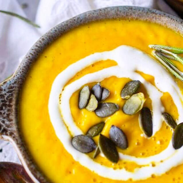 Soupe crue à la citrouille vegan et reminéralisante dans un bol