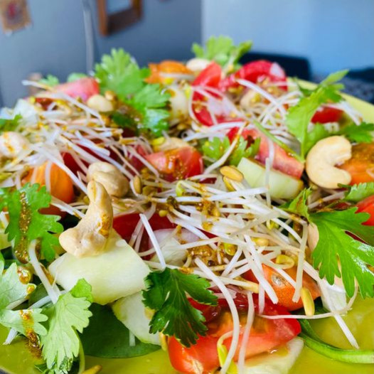Salade Methi (au fenugrec cru et aux épices indiennes)