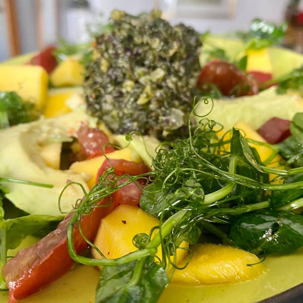 Ensalada de mango, aguacate y brotes de guisante: la receta cruda 2026