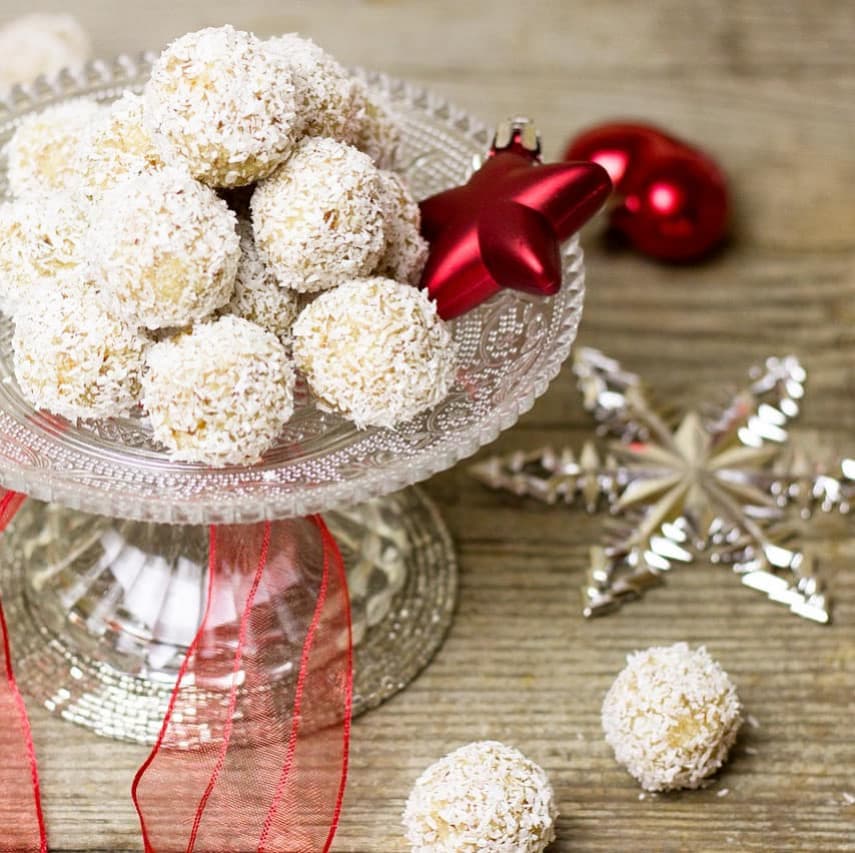 Bolinhas energéticas de coco e limão: a receita crua e vegana em 10 minutos