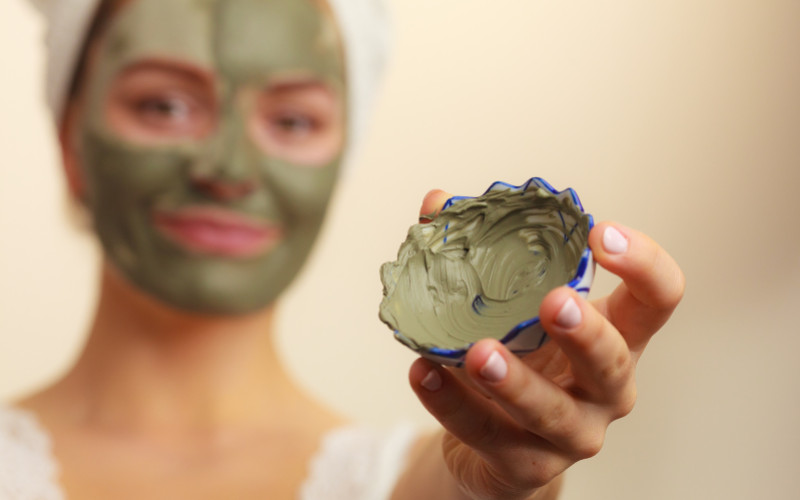 3 receitas de máscara com argila verde para uma pele bonita para as festas