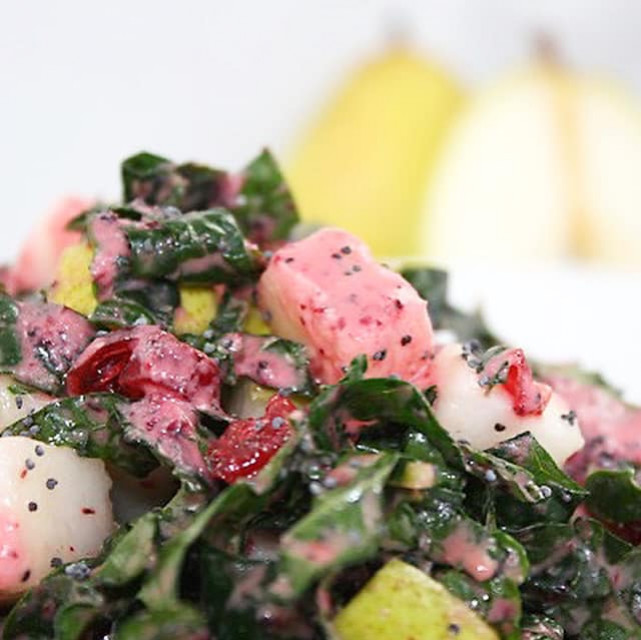 Salade de kale poire à la sauce lin-canneberge