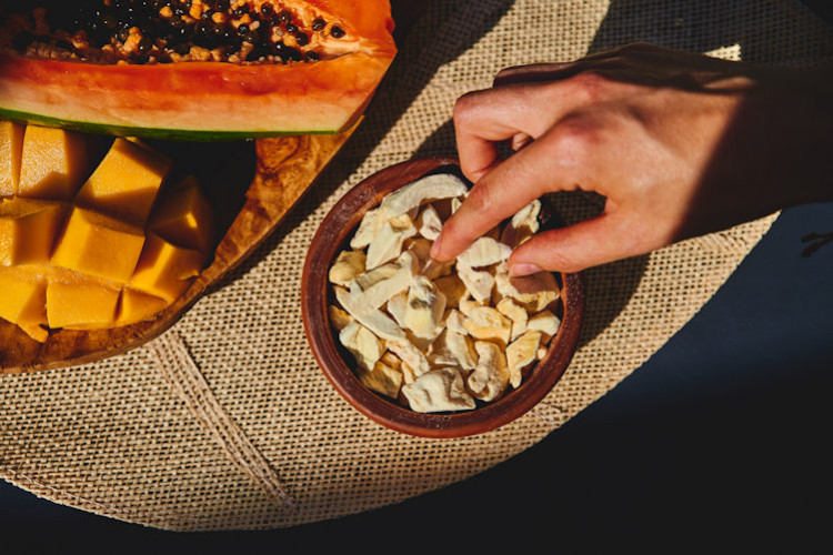 Frutas liofilizadas: todos os benefícios e por que elas preservam os nutrientes