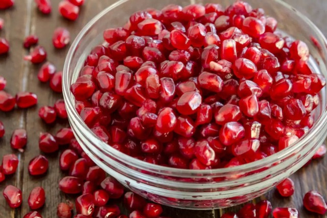 How to peel a pomegranate in less than 30 seconds?