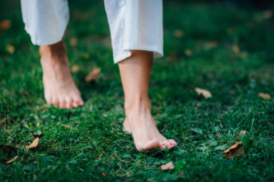 Camminare a piedi nudi: benefici e scarpe
