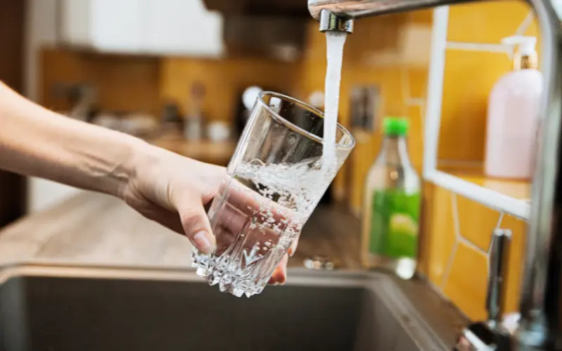 Filtrer l'eau du robinet : PFAS, pesticides, chlore — quelles solutions ?