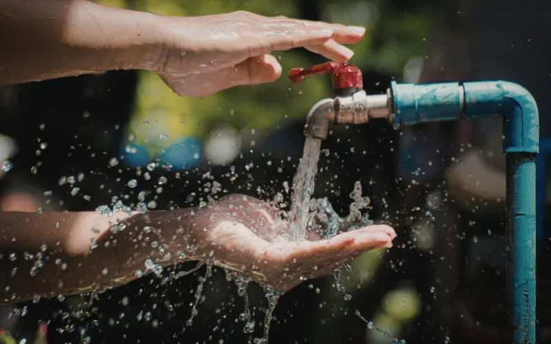 Cómo filtrar el agua del grifo de los contaminantes, comparación honesta y soluciones