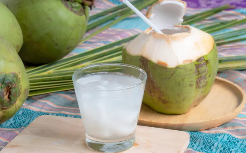 Acqua di cocco: benefici, composizione e perché la forma fresca cambia tutto