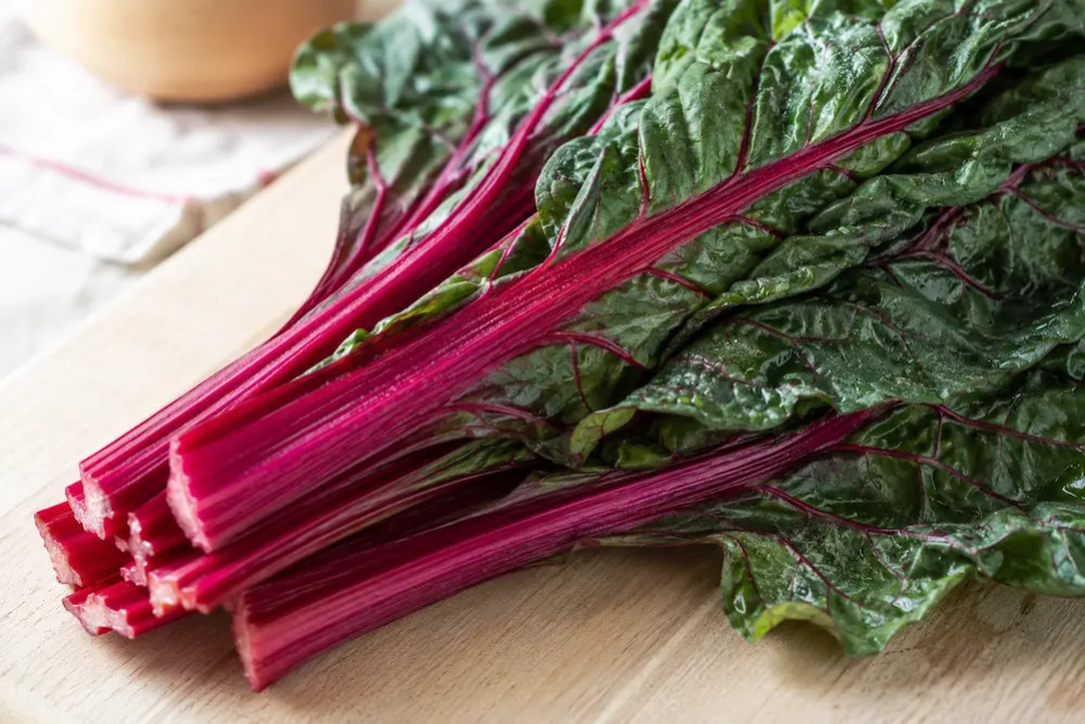 Roter Mangold: 9 Vorteile & farbenfrohe Schönheit