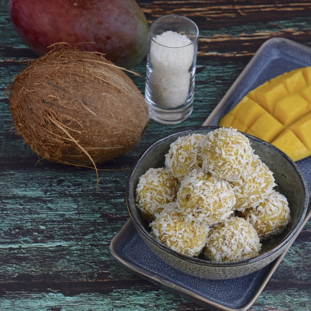Rohkost-Energiekugeln mit Mango, Datteln und Sonnenblumenkernen