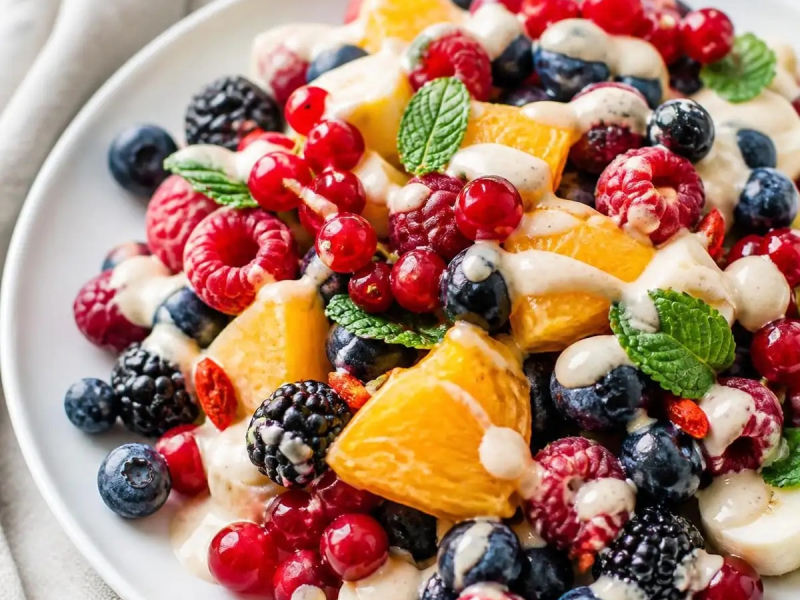 Salade de fruits arc-en-ciel et sauce tahini au citron