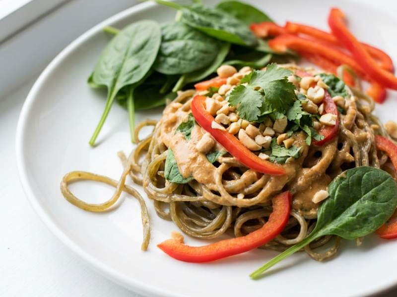 Noodle di alga con salsa piccante alle arachidi e cocco