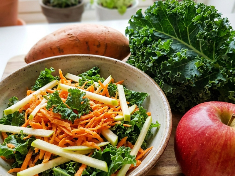 Salade crue de patate douce, pomme et chou kale