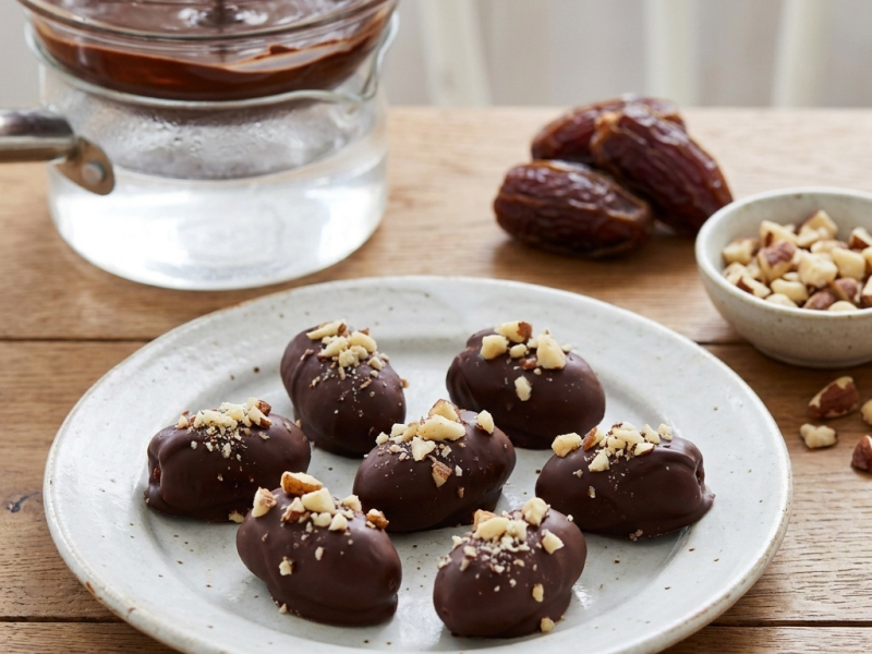 Dattes enrobées de chocolat et noix du Brésil