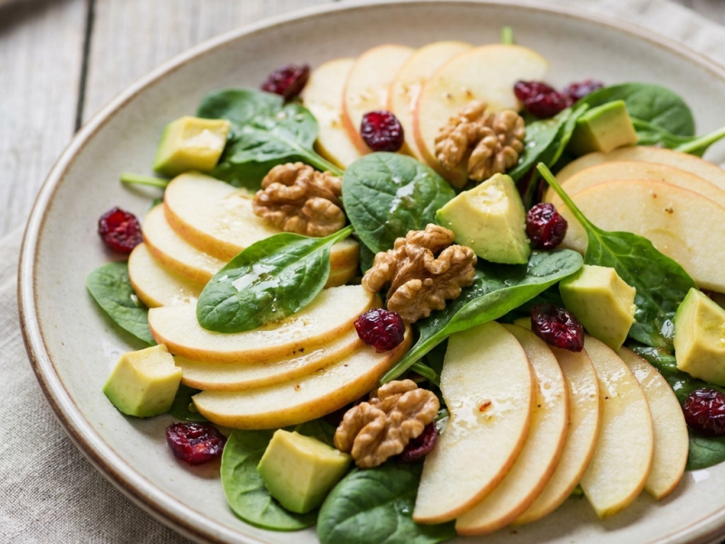 Salade pomme, avocat, canneberges et noix