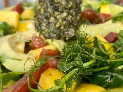 Salade mangue & pousses de pois 