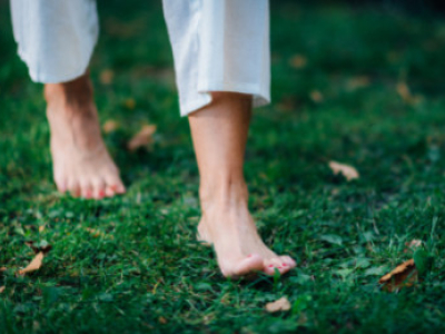 Marche pieds nus : bénéfices et chaussures