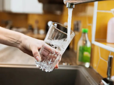 Filtrare l'acqua del rubinetto: PFAS, pesticidi, cloro — quali soluzioni?