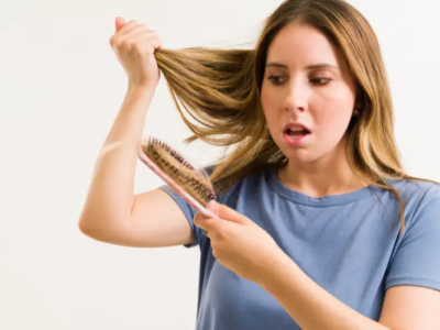 Perché i tuoi capelli cadono davvero — e come rimediare naturalmente