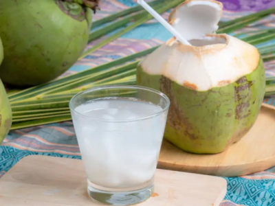 Acqua di cocco: benefici, composizione e perché la forma fresca cambia tutto