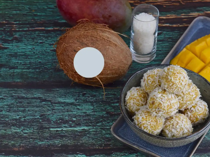 Rohkost-Energiekugeln mit Mango, Datteln und Sonnenblumenkernen