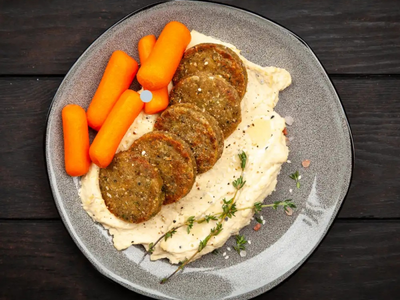 Rohkost-Falafel mit Karotte, cremige Tahinisauce