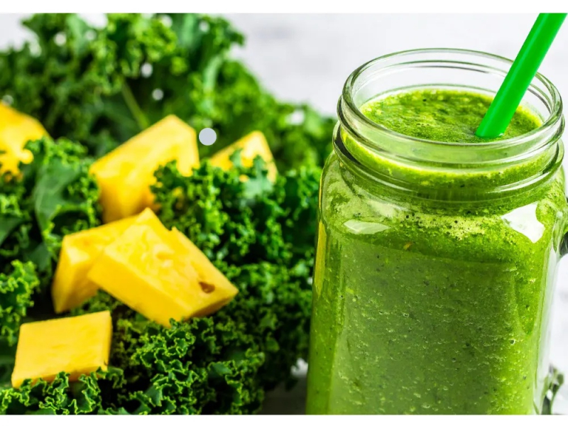 Ananas-Grünkohl-Kokos-Smoothie